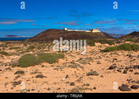 Dünen auf der Insel Lobos mit Punta Martino Leuchtturm, Kanarische Inseln, Lobos, Isla de Lobos National Park, Corralejo Stockfoto