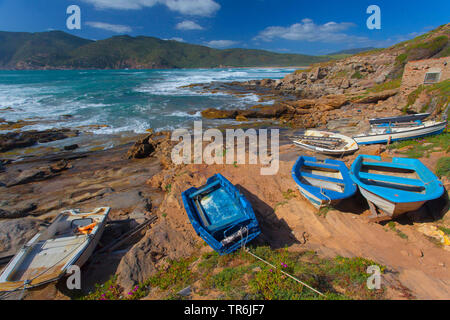 Fischerboote in der Bucht von Spiaggia Porto Ferro, Italien, Sardinien, Alghero Stockfoto