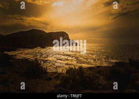 Bucht von Spiaggia Porto Ferro bei Sonnenuntergang, Italien, Sardinien, Alghero Stockfoto