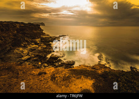 Bucht von Spiaggia Porto Ferro bei Sonnenuntergang, Italien, Sardinien, Alghero Stockfoto