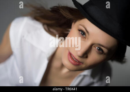 Frau mit Hut im weißen Hemd Stockfoto