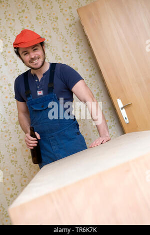 Removalist eine Pause, ein Bier trinken Stockfoto