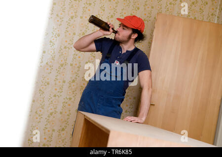 Removalist eine Pause, ein Bier trinken Stockfoto