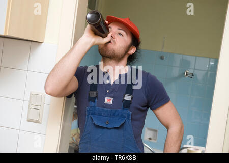 Removalist eine Pause, ein Bier trinken Stockfoto