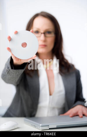 Business Frau mit CD, Schweiz Stockfoto