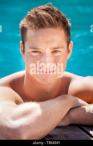 Jungen blonden Mann in einem Schwimmbad, Deutschland Stockfoto
