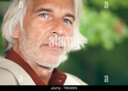 Älterer Mann mit grauem Haar lang, Deutschland Stockfoto