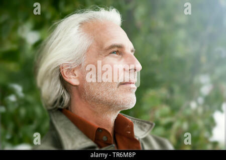 Älterer Mann mit grauem Haar lang und Lederjacke, Deutschland Stockfoto