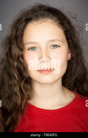 Porträt eines jungen Mädchens im roten Pullover, Deutschland Stockfoto