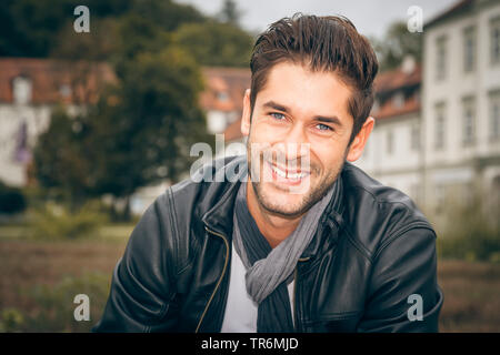 Jungen attraktiven Mann mit Leder Jacke in der Stadt, Deutschland Stockfoto