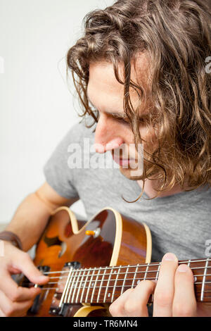 Junger Mann mit Gitarre, Deutschland Stockfoto