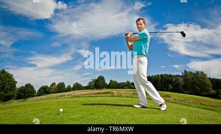 Junge Menschen, die Golf spielen, Deutschland Stockfoto