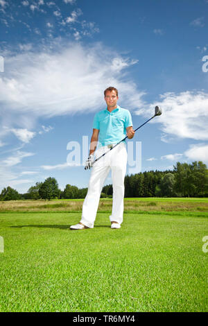 Junge Menschen, die Golf spielen, Deutschland Stockfoto