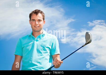 Junge Menschen, die Golf spielen, Deutschland Stockfoto