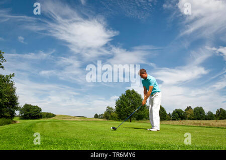 Junge Menschen, die Golf spielen, Deutschland Stockfoto