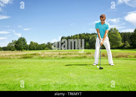 Junge Menschen, die Golf spielen, Deutschland Stockfoto