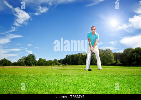 Junge Menschen, die Golf spielen, Deutschland Stockfoto