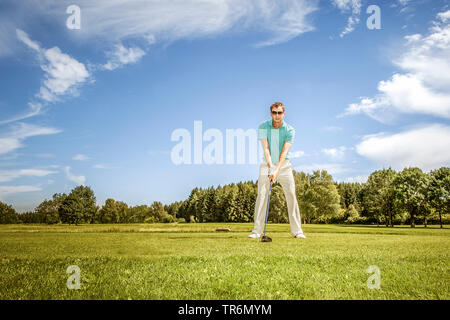 Junge Menschen, die Golf spielen, Deutschland Stockfoto