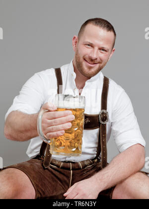 Traditionelle bayerische Mann trinken Mass Bier, Deutschland, Bayern Stockfoto