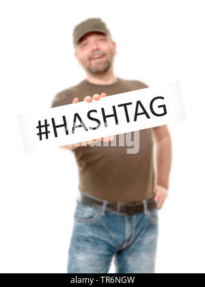 Mann mit einem Schild in der Hand mit der Aufschrift Hashtag, Deutschland Stockfoto