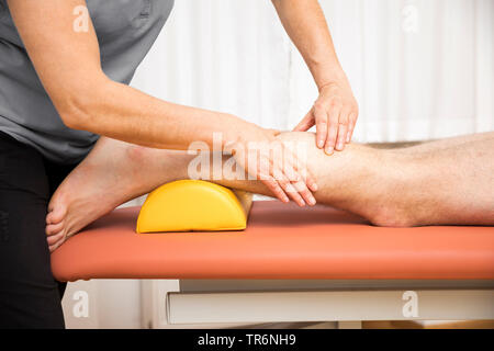 Junge Mann an der Physio Therapie, Deutschland Stockfoto