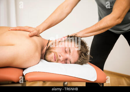 Junge Mann an der Physio Therapie, Deutschland Stockfoto