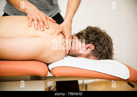 Junge Mann an der Physio Therapie, Deutschland Stockfoto