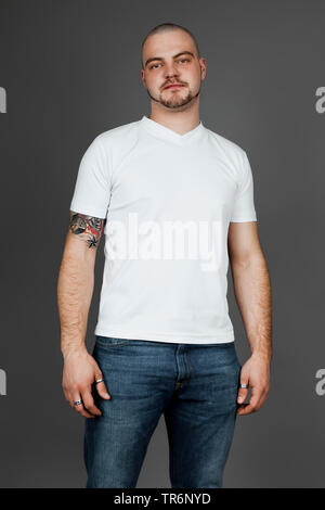 Jungen tätowierten Mann in T-Shirt und Jeans, Deutschland Stockfoto
