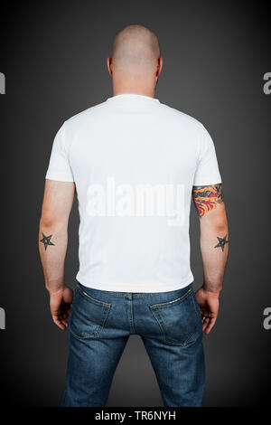 Jungen tätowierten Mann in T-Shirt und Jeans, Rückansicht, Deutschland Stockfoto