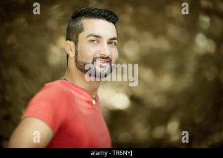 Junge Inder in der Natur, Deutschland Stockfoto