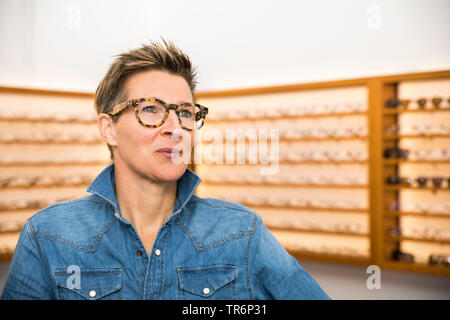 Frau in einem eyewear Store, Deutschland Stockfoto