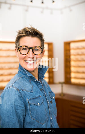 Frau in einem eyewear Store, Deutschland Stockfoto