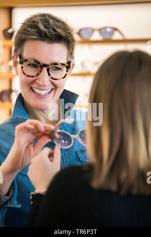 Optiker beraten, eine Frau in einem eyewear Store, Deutschland Stockfoto