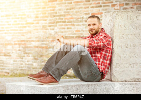 Stattlicher Mann mit karierten Rock in einer Stadt, Deutschland Stockfoto