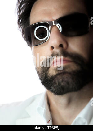 Porträt eines Mannes mit Bart mit lustigen Brillen, Deutschland Stockfoto