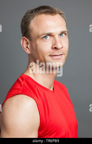 Portrait von einem blonden Mann mit blauen Augen, Deutschland Stockfoto