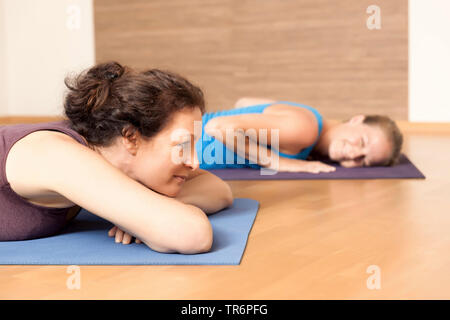 Zwei Frauen Yoga im Wohnzimmer zu Hause tun, Pause Stockfoto