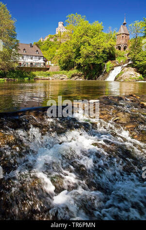 Pyrmonter Mühle am Wasserfall an der Elzbach und die Burg Pyrmont im Hintergrund, Deutschland, Rheinland-Pfalz, Eifel, Fischrogen und Fischmilch Stockfoto