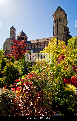 Abtei Maria Laach, Aussicht vom Klostergarten, Deutschland, Rheinland-Pfalz, Eifel, Glees Stockfoto