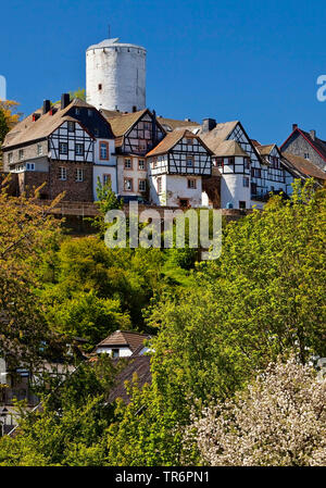 Fachwerk Häuser und Reifferscheid burg, Deutschland, Rheinland-Pfalz, Eifel, Reifferscheid Stockfoto