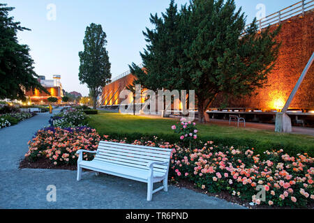 Beleuchtete Graduierung arbeitet und Rosengarten am Abend, Deutschland, Nordrhein-Westfalen, Ostwestfalen, Bad Salzuflen Stockfoto