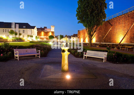 Beleuchtete gradutation arbeitet und Rosengarten am Abend, Deutschland, Nordrhein-Westfalen, Ostwestfalen, Bad Salzuflen Stockfoto