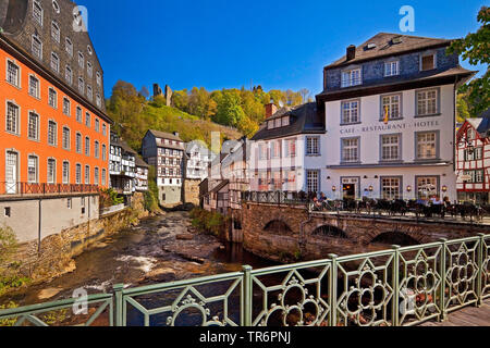 Rotes Haus, rotes Haus und Fachwerkhäuser an der Rur, Deutschland, Nordrhein-Westfalen, Monschau Stockfoto