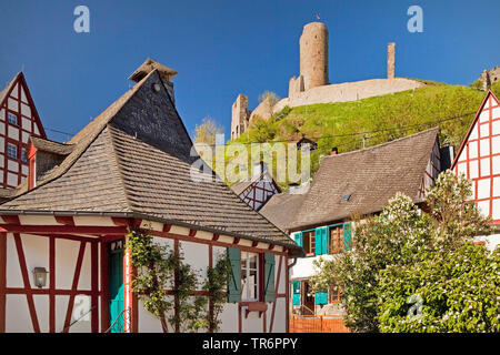 Fachwerkhäuser in der historischen Altstadt und der Burgruine Löwenburg, Deutschland, Rheinland-Pfalz, Eifel, Monreal Stockfoto