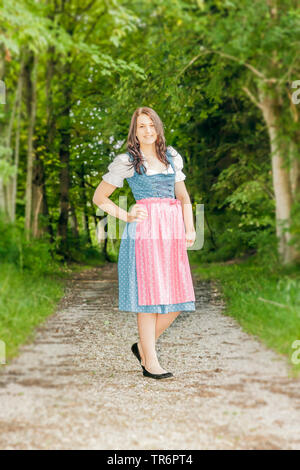 Gut aussehende Frau, die in einem traditionellen bayerischen Dirndl, Deutschland, Bayern Stockfoto