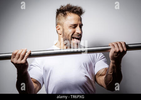 Bodybuilder bei der langhantel, Deutschland Stockfoto