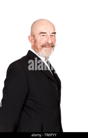 Alter Mann in einem schwarzen Mantel mit Glatze und grauen Bart, Deutschland, Bayern Stockfoto