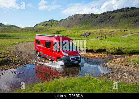 Red Freizeitfahrzeuge Fluß, Island, Kollumulavegur Stockfoto