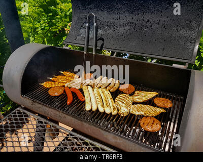 Grill Fleisch in einem Barbecue-Smoker, Deutschland Stockfoto