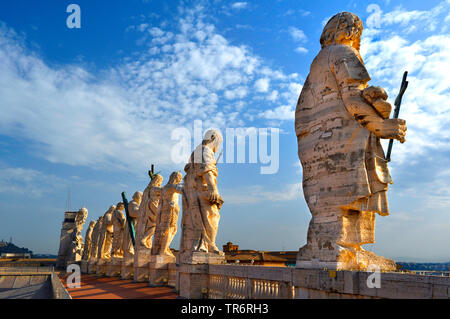 Jesus und die Apostel, Statuen auf der St. Peter's Basilica, Italien, Vatikanstadt Stockfoto